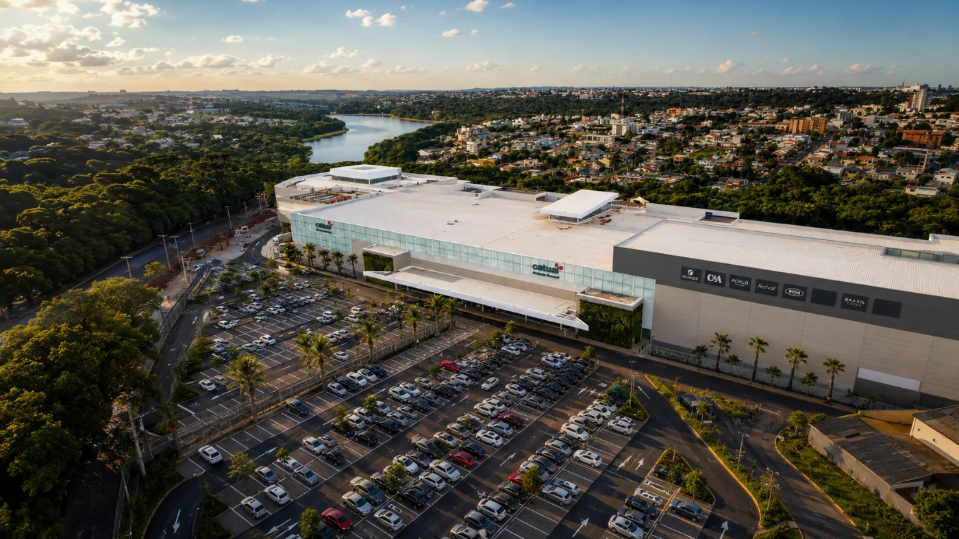 Vista aérea do Catuaí Shopping Cascavel e do entorno urbano